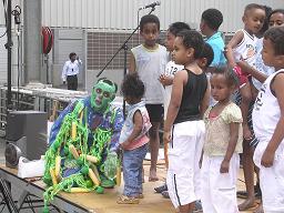Festival Eritrea Holland 2005 - Tecle Israel entertaining the children